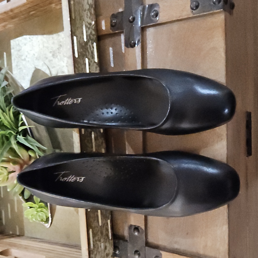 Trotters Daria Heeled Pumps Size 9N